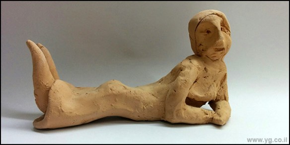 צלמית אשה שוכבת