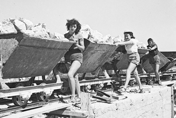 GPOhh-Women iin Ein Hard-Aug-1941-by-Zoltan-Kluger.jpg