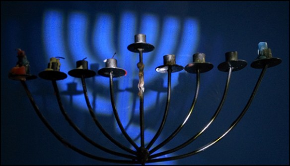 חנוכיה על רקע מנורה