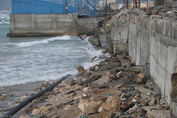 הים משתולל תחת החומות