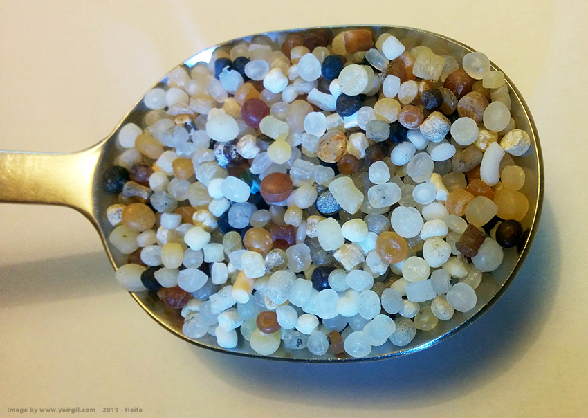 כף מחוקה של פתיתי פלסטיק ימיים