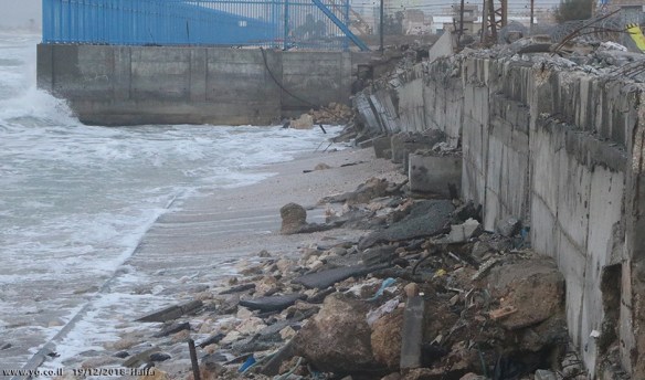 חומה על הים