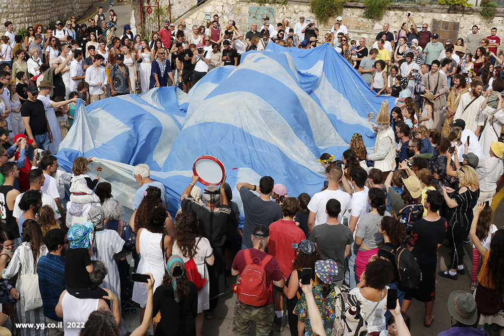 מעגל חוגגים סביב עגל הזהב (מכוסה במצנח כחול לבן). עין הוד, פסח 2022