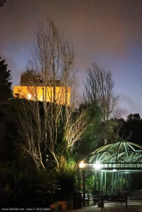 צילומים המתארים מקום באווירת בין ערביים בשילוב תאורות: טבעית ומלאכותית: