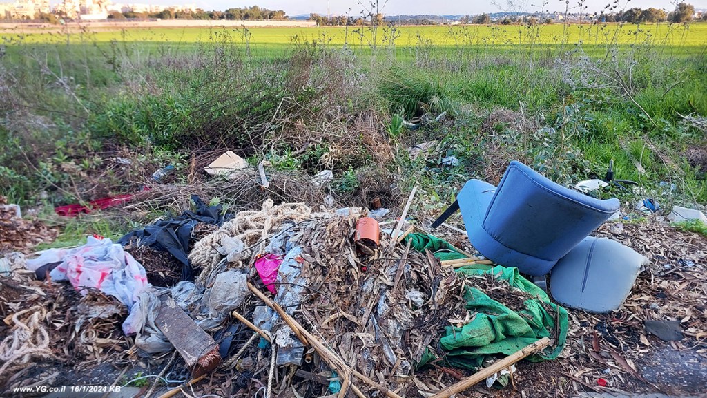 מבוא לשדות כפר ביאליק. ערימת אשפה ליד פח אשפה (שלא בתמונה)