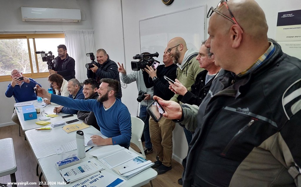 הבחירות לרשויות המקומיות - חיפה 27.2.2024 - - העיתונאים וועדת הקלפי מול ראש העיר קליש שלא בתמונה