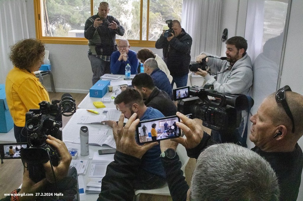 
הבחירות לרשויות המקומיות - חיפה 27.2.2024 - ראש העיר עינת קליש עם ועדת הקלפי ועדת עיתונאים