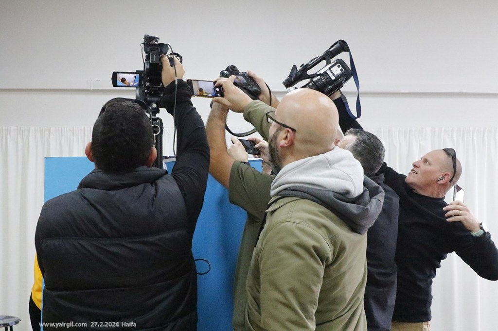 הבחירות לרשויות המקומיות - חיפה 27.2.2024 - ראש העיר עינת קליש מאחורי הפרגוד, הצלמים מעליו.