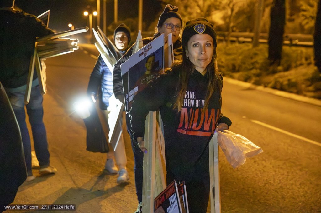 חלק ממיזם ארצי של "שילוט בצידי הכביש" והיום 27.11.204 בחיפה. בעליה לכרמל, על דרך פרויד הוצבו הערב תמונות של כל החטופים והחטופות שעדיין בשבי. אם אפשר לצאת מלבנון אפשר גם לצאת מעזה ולהחזיר את 101 החטופים.ות שבשבי !
