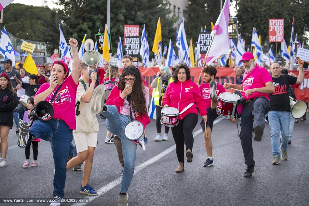 צעדת המחאה השבועית וריקוד "עד שהוא ילך. לך!" במחאה השבועית במרכז חורב, חיפה 26.4.2025 נגד נתניהו וממשלתו ובעד החזרת השבויים מעזה