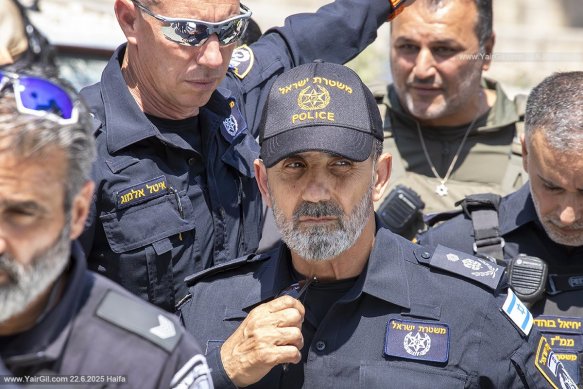 זירת הנפילה של ההטיל האירני בחיפה. נזק רב לסביבה העירונית 22.6.2025
מפכ"ל המשטרה רבנ"צ דני לוי בזירת האירוע