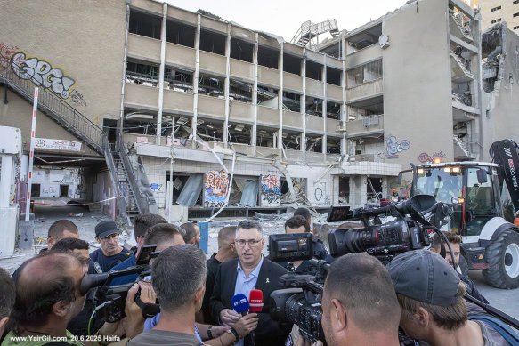 זירת הפגיעה של הטיל האירני בחיפה, בפעילות הערכת נזקים ופינוי הריסות 20.6.2025 במרכז תמונה השר גדעון סער