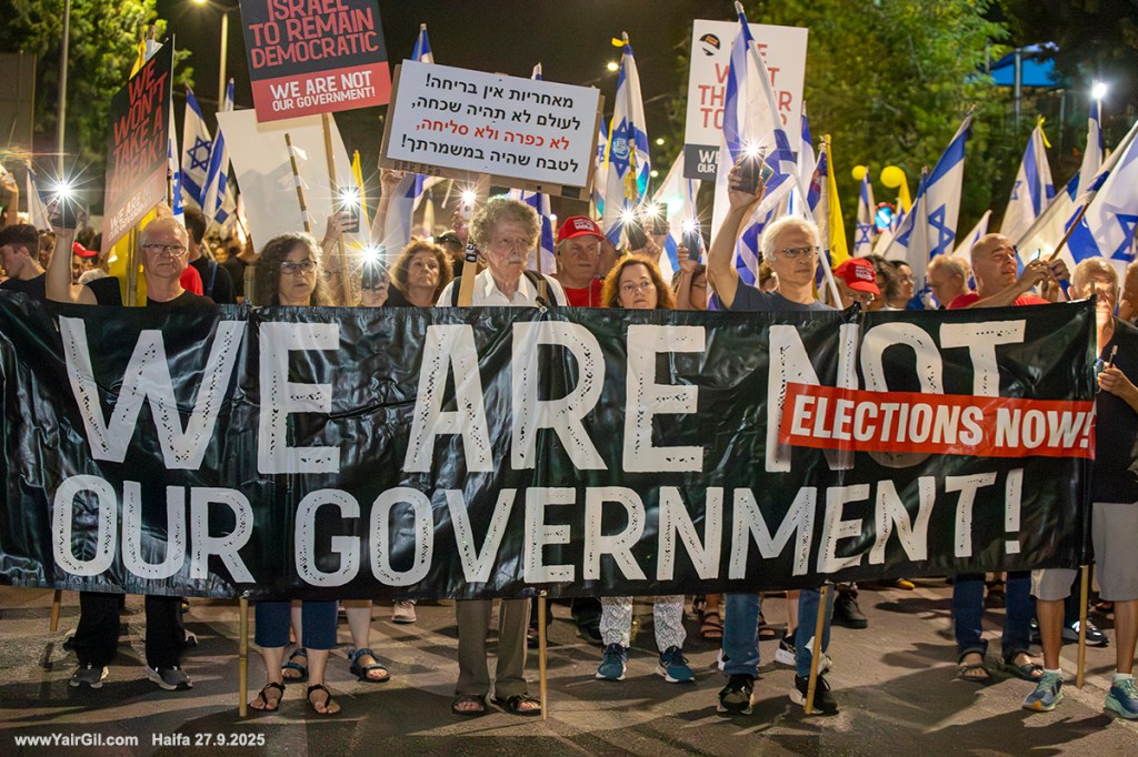 מוצ"ש 27.9.2025 בחיפה- - ההפגנה השבועית במרכז חורב, נגד המלחמה, בעד החטופים ונגד ממשלת הדמים והעומד בראשה