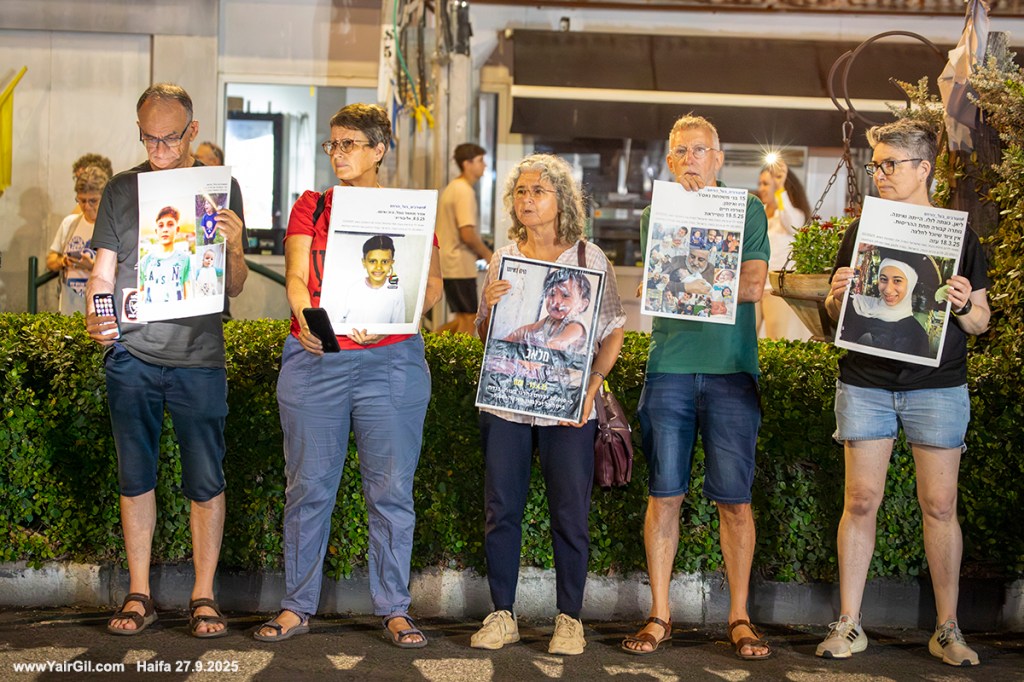 מוצ"ש 27.9.2025 בחיפה- - ההפגנה השבועית במרכז חורב, נגד המלחמה, בעד החטופים ונגד ממשלת הדמים והעומד בראשה