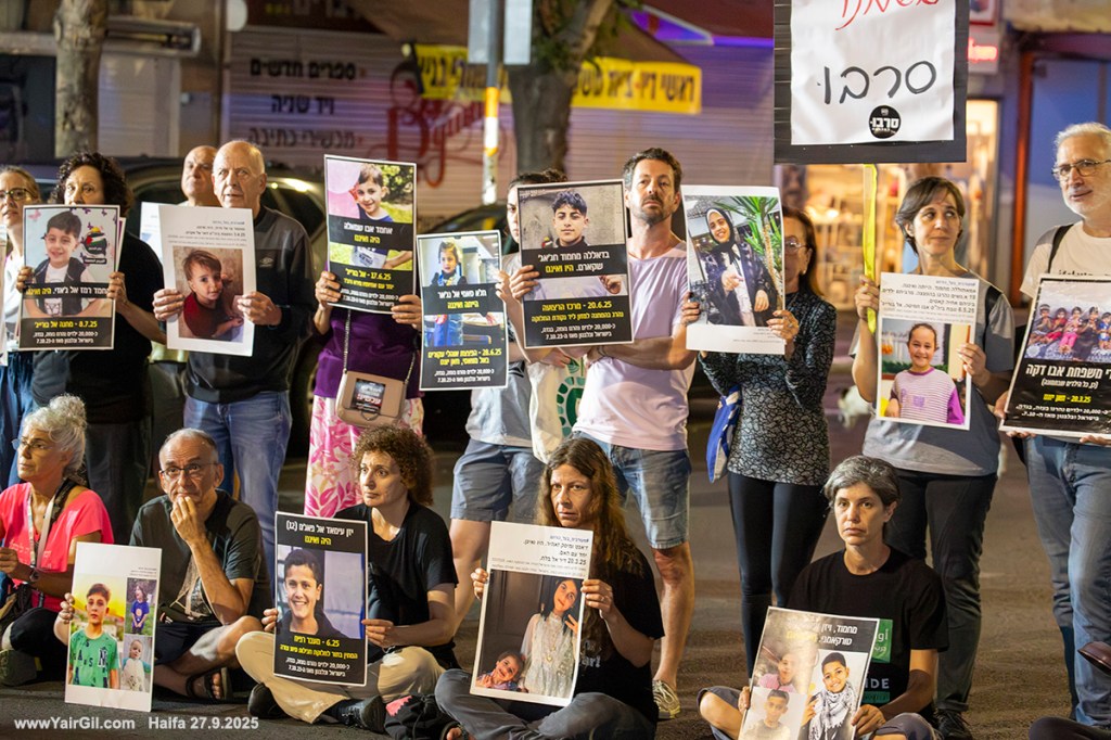 מוצ"ש 27.9.2025 בחיפה, ההפגנה השבועית במרכז חורב, נגד המלחמה, בעד החטופים ונגד ממשלת הדמים והעומד בראשה