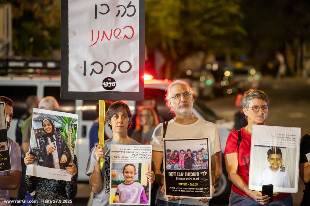 מוצ"ש 27.9.2025 בחיפה- - ההפגנה השבועית במרכז חורב, נגד המלחמה, בעד החטופים ונגד ממשלת הדמים והעומד בראשה