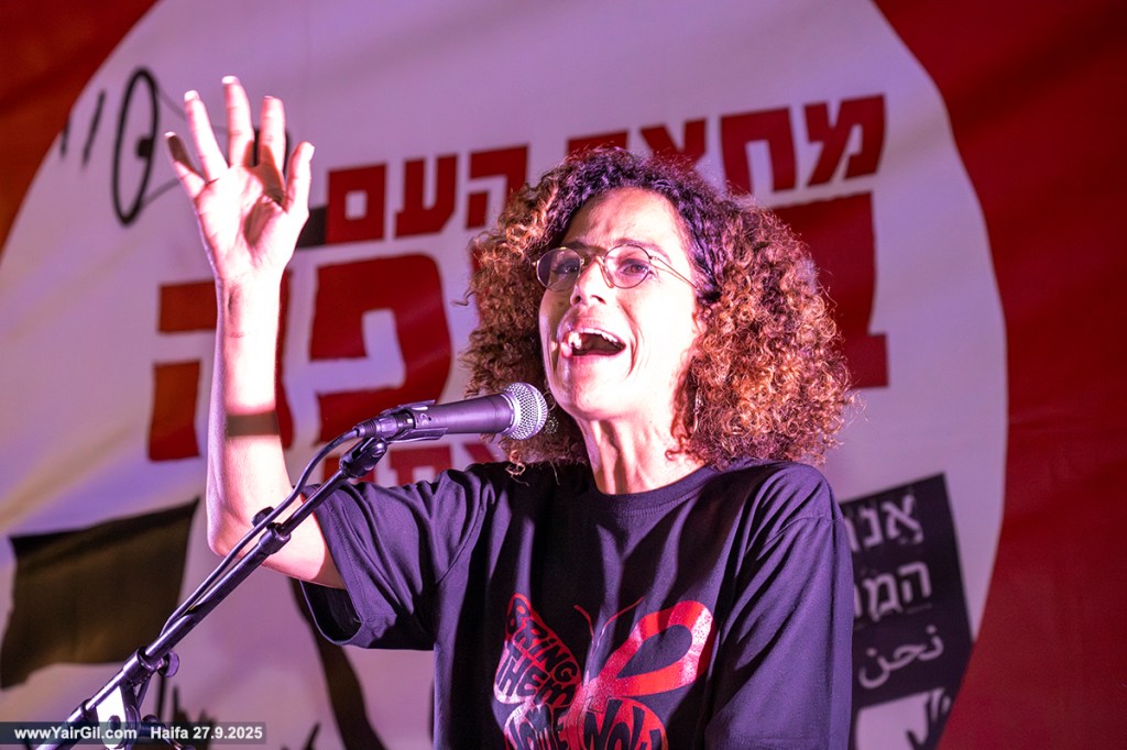 מוצ"ש 27.9.2025 בחיפה; מירב בטיטו נושאת דברים מעל בימת מחאת העם חיפה, בההפגנה השבועית במרכז חורב, נגד המלחמה, בעד החטופים ונגד ממשלת הדמים והעומד בראשה,