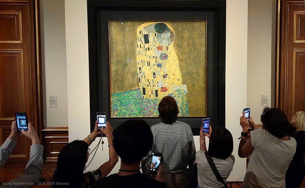
הנשיקה (בעבר - 'האוהבים') 1907-1908 של גוסטב קלימט; שמן על בד עם עלי כסף זהב ופלטינה
הגלריה האוסטרית בלוודר, וינה. אחד הציורים היותר פופולארים בארמון בלוודר.