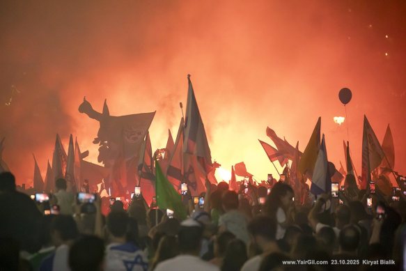 המונים הגיעו לחגוג את שובו של מתן אנגרסט לביתו בקריית ביאליק לאחר שיחרורו ממחילות החמאס בעזה 23.10.2025