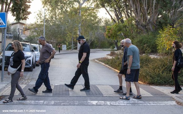 הערב בחנתון, סביב הבית של השר שיקלי.  משמרת מחאה עם פה חסום ועם צעדה במחאה על השתקת ההפגנה במקום, ונגד השר, מהלכיו ושותפותו בממשלת 710. - - 7.11.2025