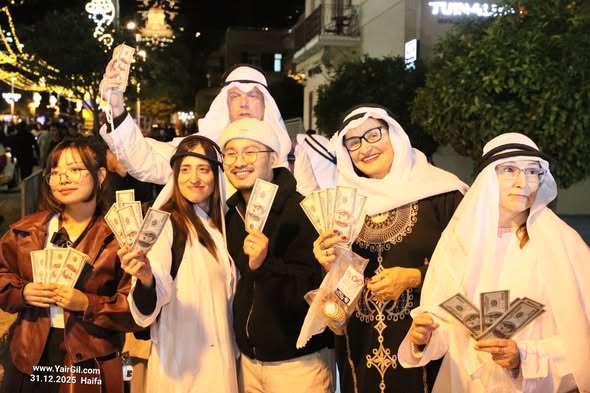 מופע השייחים הקטארים נתקל בהתנגדות מסויימת מצד משטרת חיפה ועוכב מעט, אבל לבסוף המופע המשיך למצהלות הבליינים במושבה הגרמנית, בערב האחרון של 2025.