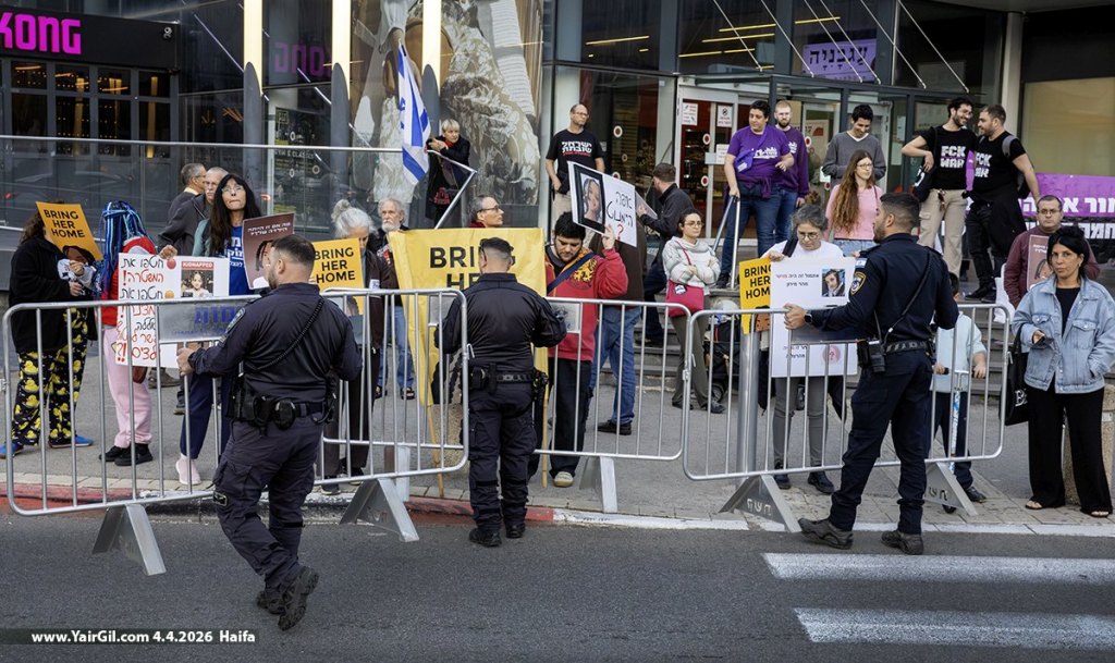 שוטרים מציבים מחסומים